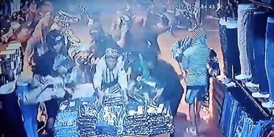Gerombolan remaja bawa celurit jarah toko pakaian di Depok terekam CCTV