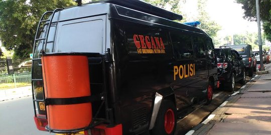 Jelang malam Natal, polisi sterilisasi area Gereja Katedral Jakarta