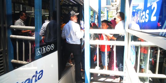 Libur panjang, warga serbu Ragunan dengan Transjakarta