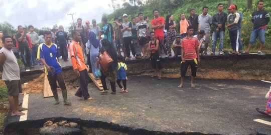 Baru selesai diaspal, jalan menuju Candi Muara Takus ambles