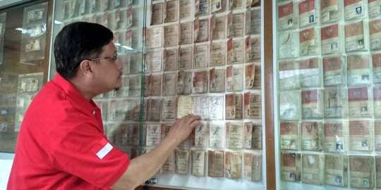 Melihat koleksi identitas korban tsunami di PMI Aceh, ada KTP Merah Putih