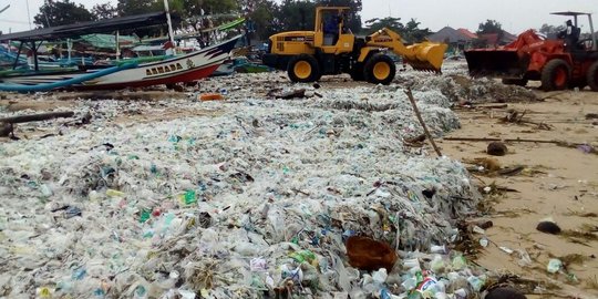 Banjir sampah plastik, 'penyakit' tahunan di kawasan Pantai Jimbaran