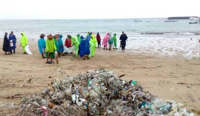 sampah plastik di pantai jimbaran