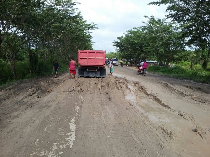 jalan rusak di riau