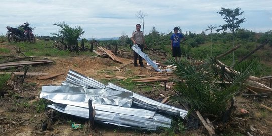 Kebun sawit dan pondokan warga di Indragiri Hulu dirusak