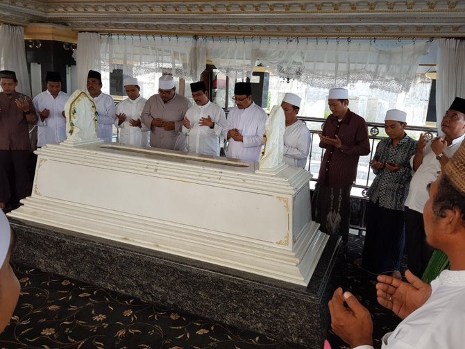 ribuan ibu nyai pengasuh pesantren se gresik dukung gus ipul anas