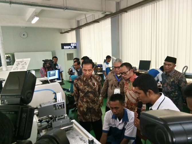 jokowi bagi sertifikat kompetensi