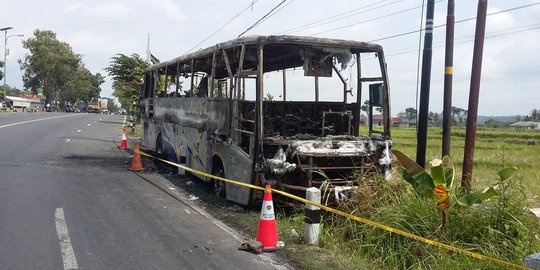 Bus PO Sahabat terbakar usai tabrak motor, satu orang tewas dan sopir kabur