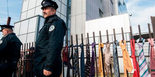 Protes kenaikan gaji, pagar Pemerintah Kosovo jadi 'jemuran dasi'
