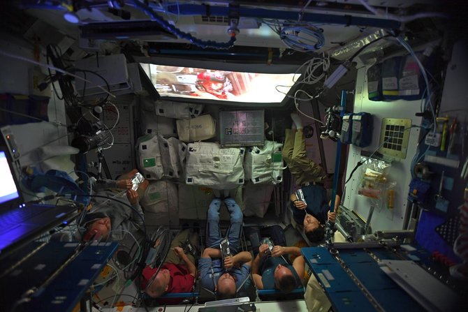 para astronot di luar angkasa menonton star wars