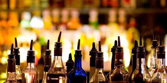 Mobil boks isi ratusan botol miras terbalik di Bone, muatan berceceran ke jalan