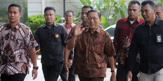 Dikawal ajudan, mantan Wapres Boediono datangi KPK