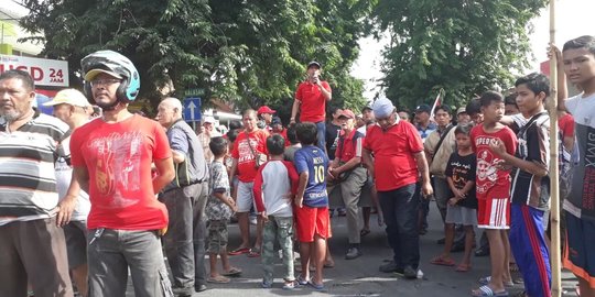 Akan tertibkan hunian di Jl Kalasan Surabaya, petugas PT KAI bentrok dengan warga