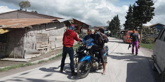 2 Desa di kaki Gunung Sinabung tertutup debu vulkanik