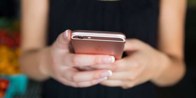 Akui lambatkan kinerja iPhone lawas, Apple dituntut meja hijau