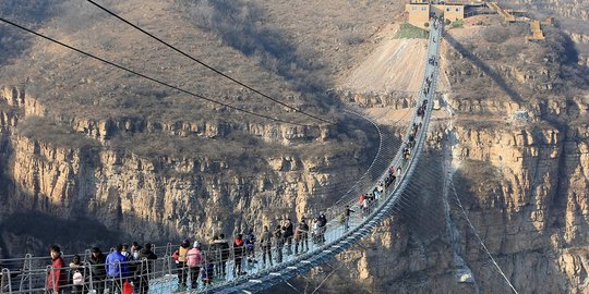 Ekstremnya jembatan kaca berayun di China yang bikin gemetar