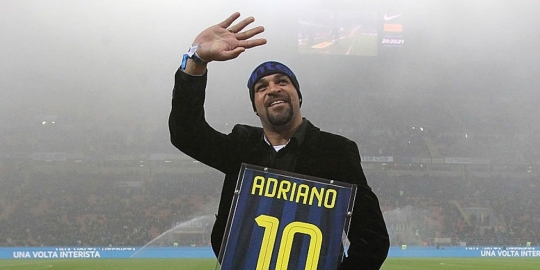 Adriano is back! Pemilik tendangan geledek nyatakan main lagi