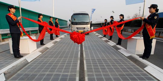 Jalan tol surya resmi dibuka di China