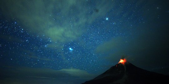 Bila keindahan bintang menghiasi letusan Gunung Sinabung