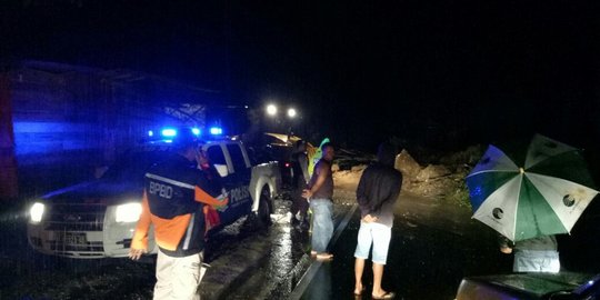 Diguyur hujan lebat, jalan Sumbar-Riau di Limapuluh Kota longsor