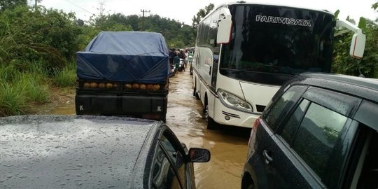 Banjir di ruas Jl Negara Sumbar Riau, kendaraan mengular terjebak macet