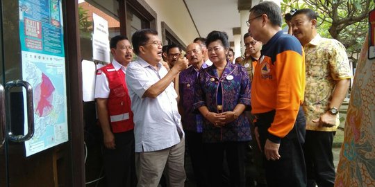 Sapa pengungsi Gunung Agung, JK ingin pastikan stok beras aman & anak tak trauma