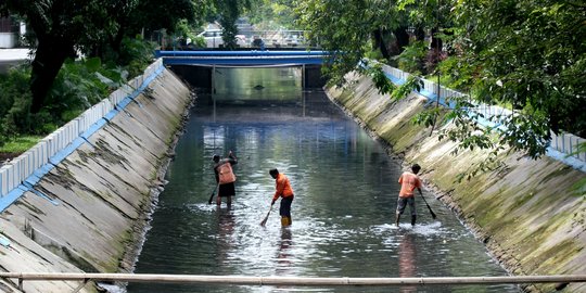 Dinas Kebersihan DKI klaim denda buang sampah di sungai terkumpul Rp 87 juta