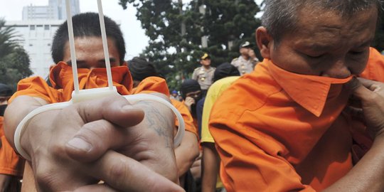 Asyik judi sabung ayam, 60 warga di Ambon tak berkutik saat digerebek polisi