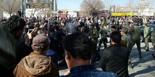 Polisi Iran tembak 2 demonstran, internet diputus