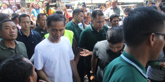 Nikmati Minggu di Malioboro, Jokowi jalan kaki dan beli tas batik