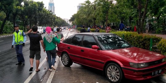 Jelang pergantian tahun, mobil parkir liar di seberang Balai Kota DKI