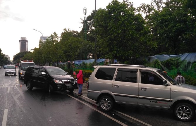 mobil parkir di jalur transjakarta