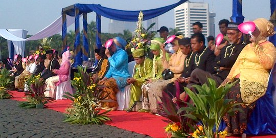 Ikut nikah massal hari ini, malam pertamanya tahun depan