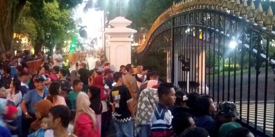 Ribuan warga tunggu Jokowi keluar di depan Gedung Agung