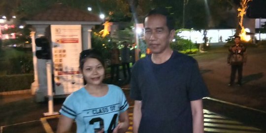 Perayaan tahun baru, Jokowi ajak warga berfoto di depan Gedung Agung