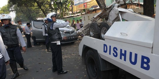 Parkir sembarangan di malam tahun baru, 14 mobil diderek Dishub DKI