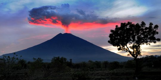 Tutup tahun 2017, Gunung Agung semburkan asap setinggi 500 meter