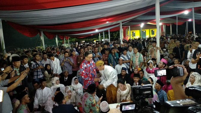 anies dan sandi di bazar lapangan thamrin