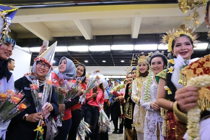 penumpang pertama 2018 di bandara soekarno hatta disambut meriah