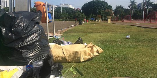 Monas kembali dibuka usai sampah sisa perayaan tahun baru disapu bersih