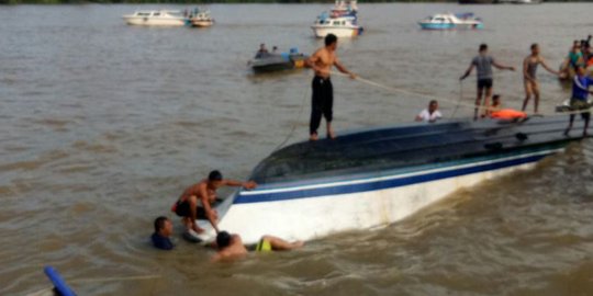 Sebelum terbalik, speedboat rute Bulungan-Tarakan tabrak batang kayu