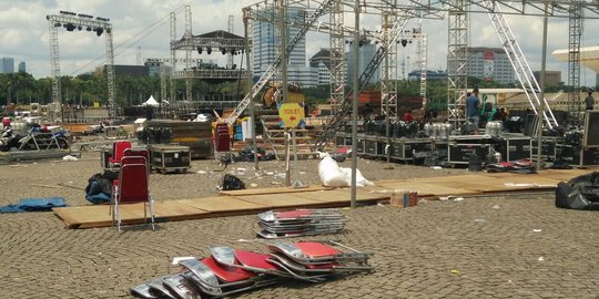 Sampah plastik berserakan di sekitar panggung hiburan tahun baru Monas