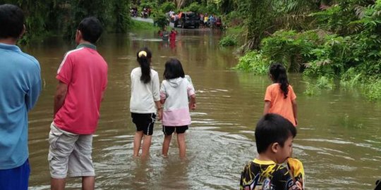 Hujan deras saat Tahun Baru, sejumlah wilayah di Sumbar terendam banjir