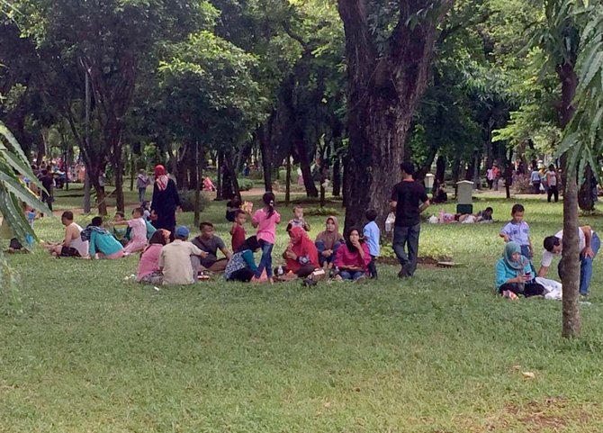 pengunjung injak rumput di monas