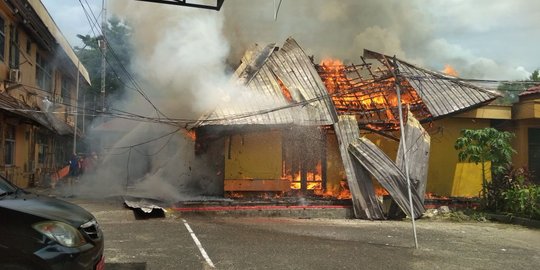 Diduga korsleting listrik, bangunan kantor PUPR Samarinda terbakar