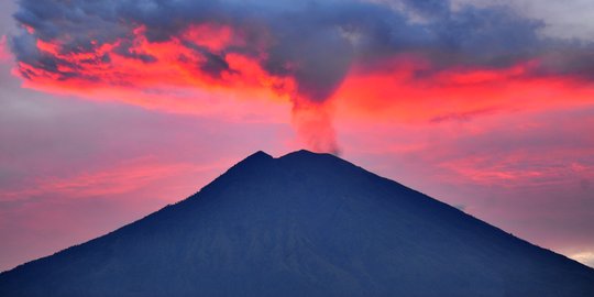 Gunung Agung semburkan abu setinggi 1.500 meter