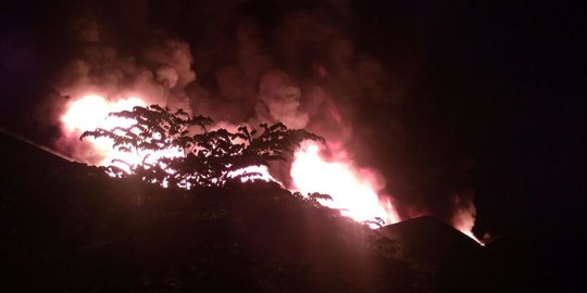 Tiga gudang plastik di Buduran Sidoarjo terbakar