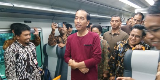 Berkaus oblong, Jokowi resmikan pengoperasian kereta Bandara Soekarno Hatta