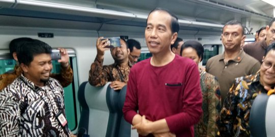Gaya santai Jokowi berkaus oblong saat resmikan kereta Bandara Soekarno-Hatta