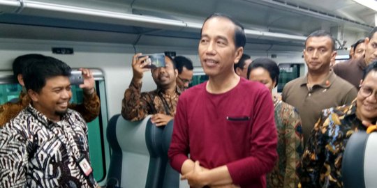 Ini alasan Jokowi berkaus oblong saat resmikan kereta Bandara Soekarno Hatta